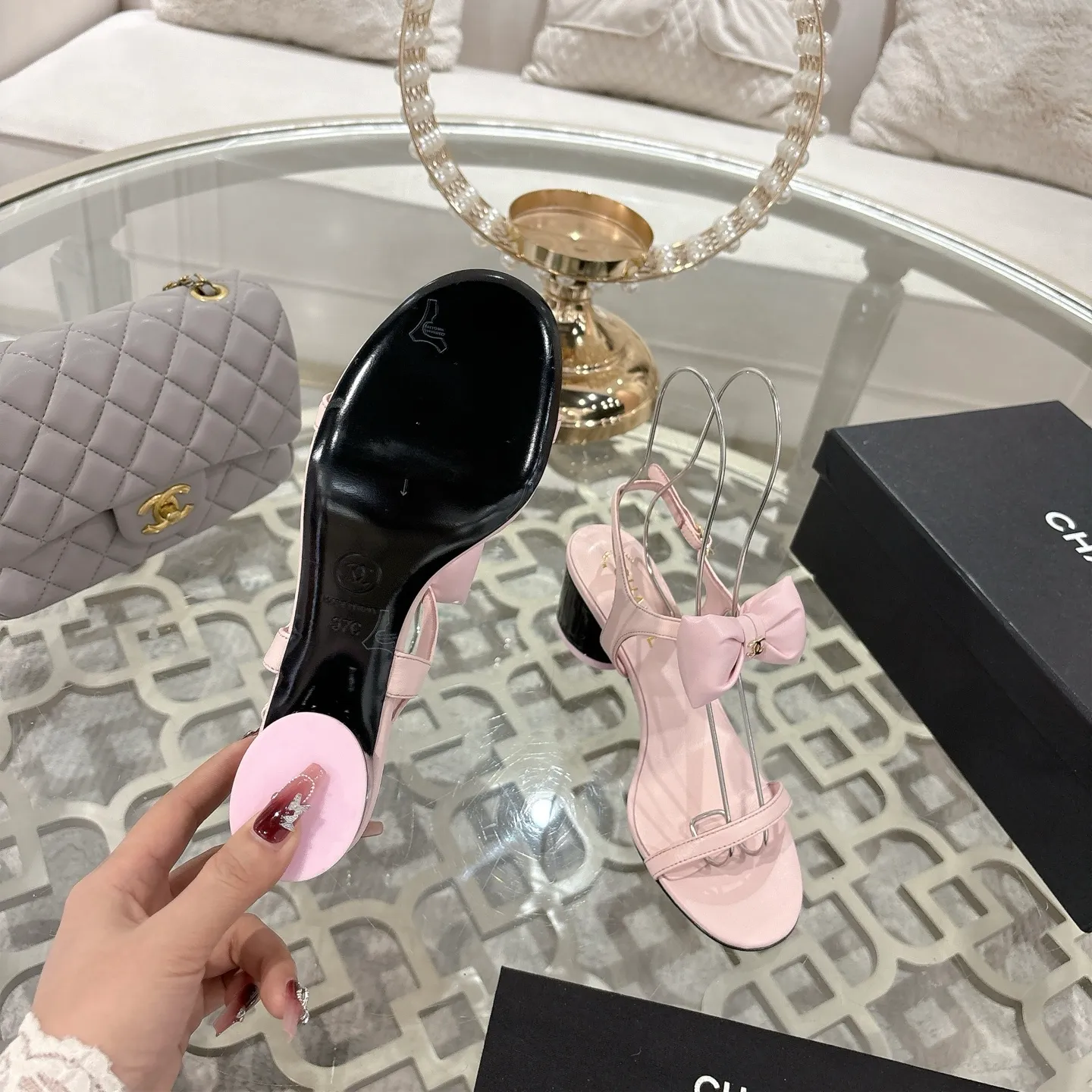 👟👟Ex-factory price 560👟👟 CHANEL 25ss spring and summer new counter top double C bow sandals. This classic design; bow with double C embellishment, playful and elegant, multiple color matching elements... Diversified mix and match is very beautiful and versatile, very light and comfortable on the feet, super delicate and elegant... ꫛꫀꪝ Go➫ Material: Upper: Original customized imported sheepskin Inner: Original custom-made sheepskin lining Outsole: Original custom-made Italian through-dyed genuine leather outsole Size: 35–40 (40 and 41 are custom-made and cannot be returned or exchanged)